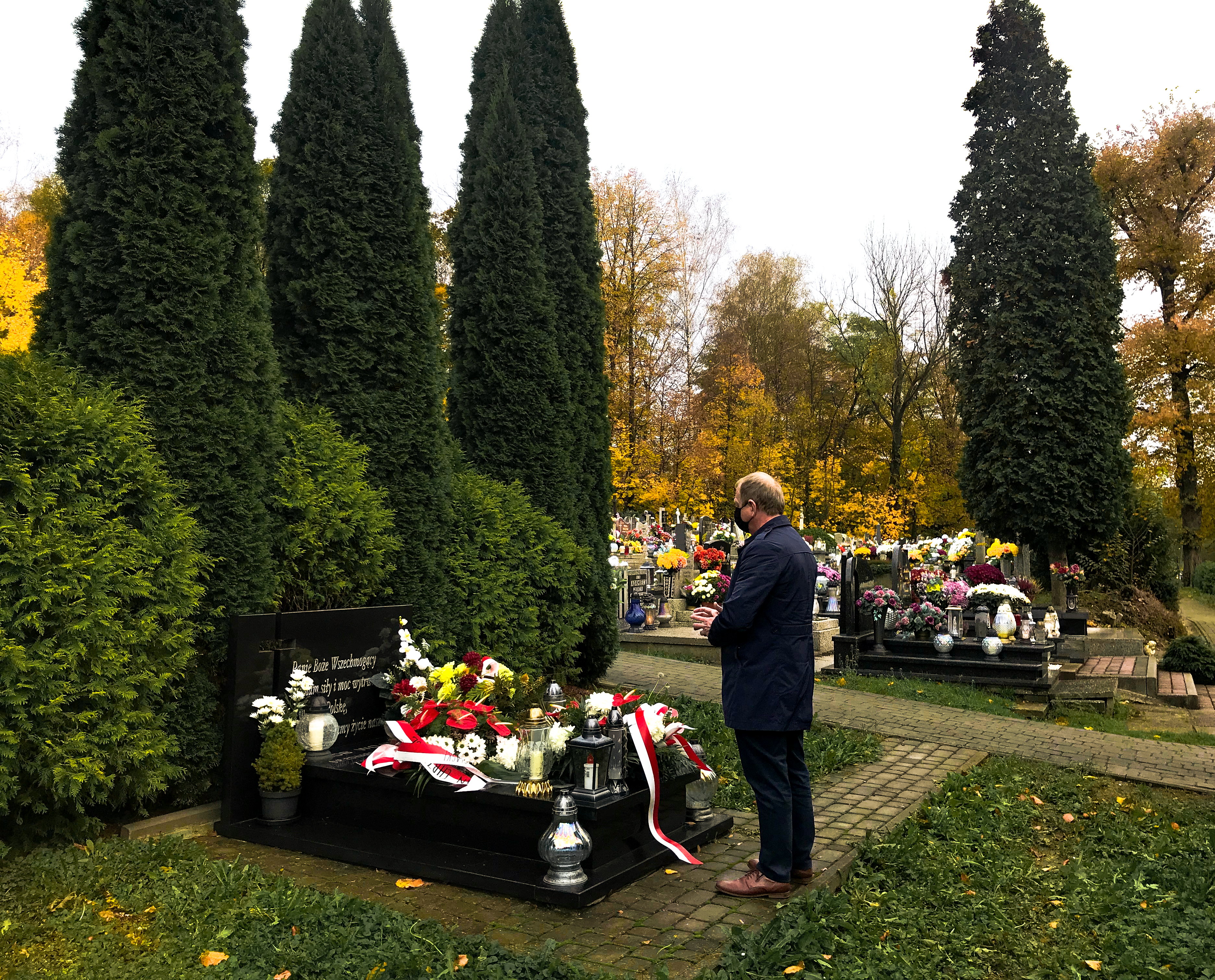 W imieniu władz gminy Jasienica wieniec na grobie bohatera na cmentarzu w Mazańcowicach złożył zastępca wójta Krzysztof Wieczerzak. 
