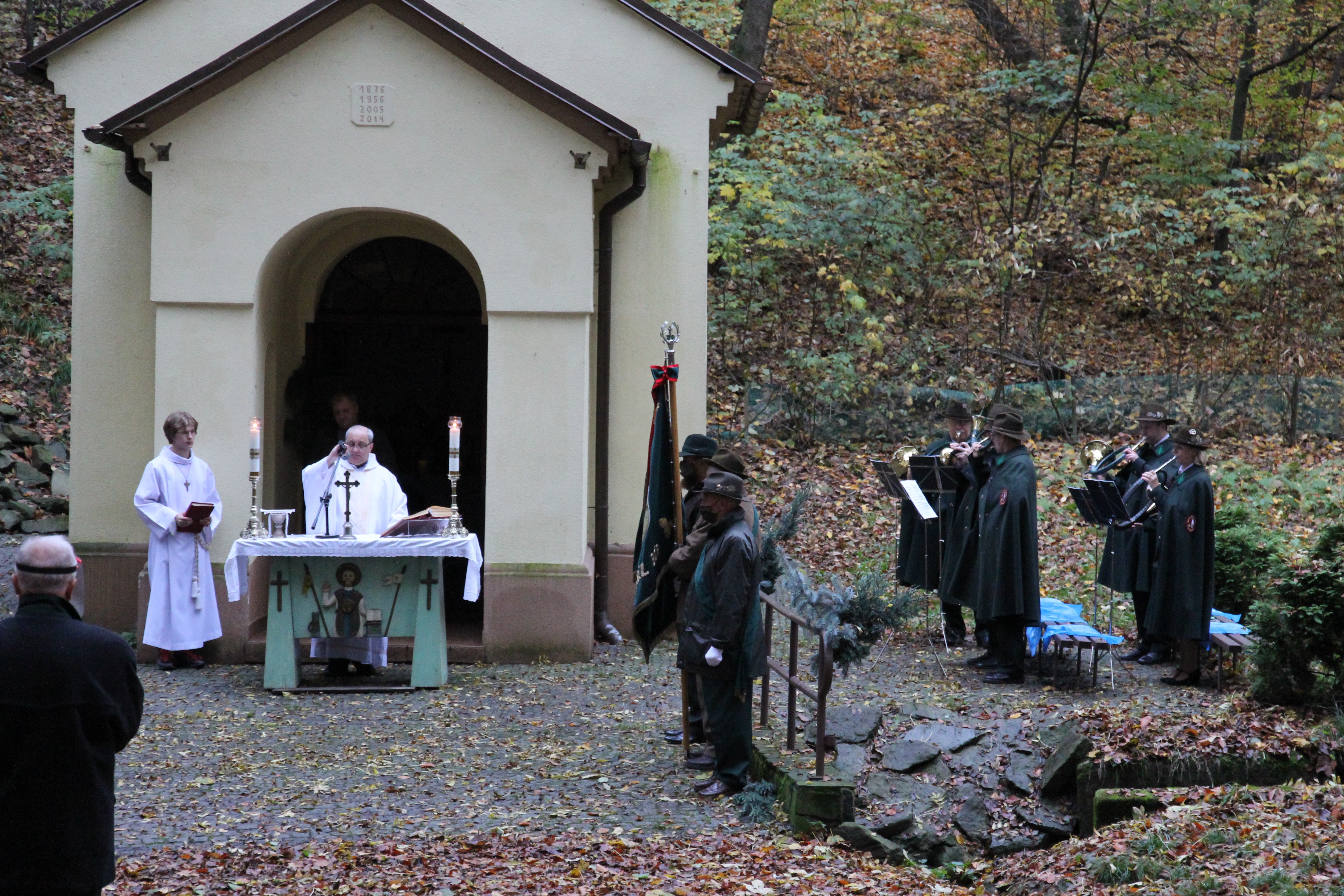 Hubertowskiej  mszy świętej  z tej okazji przewodniczył ks. kanonik Jacek Wójcik, proboszcz parafii w Rudzicy