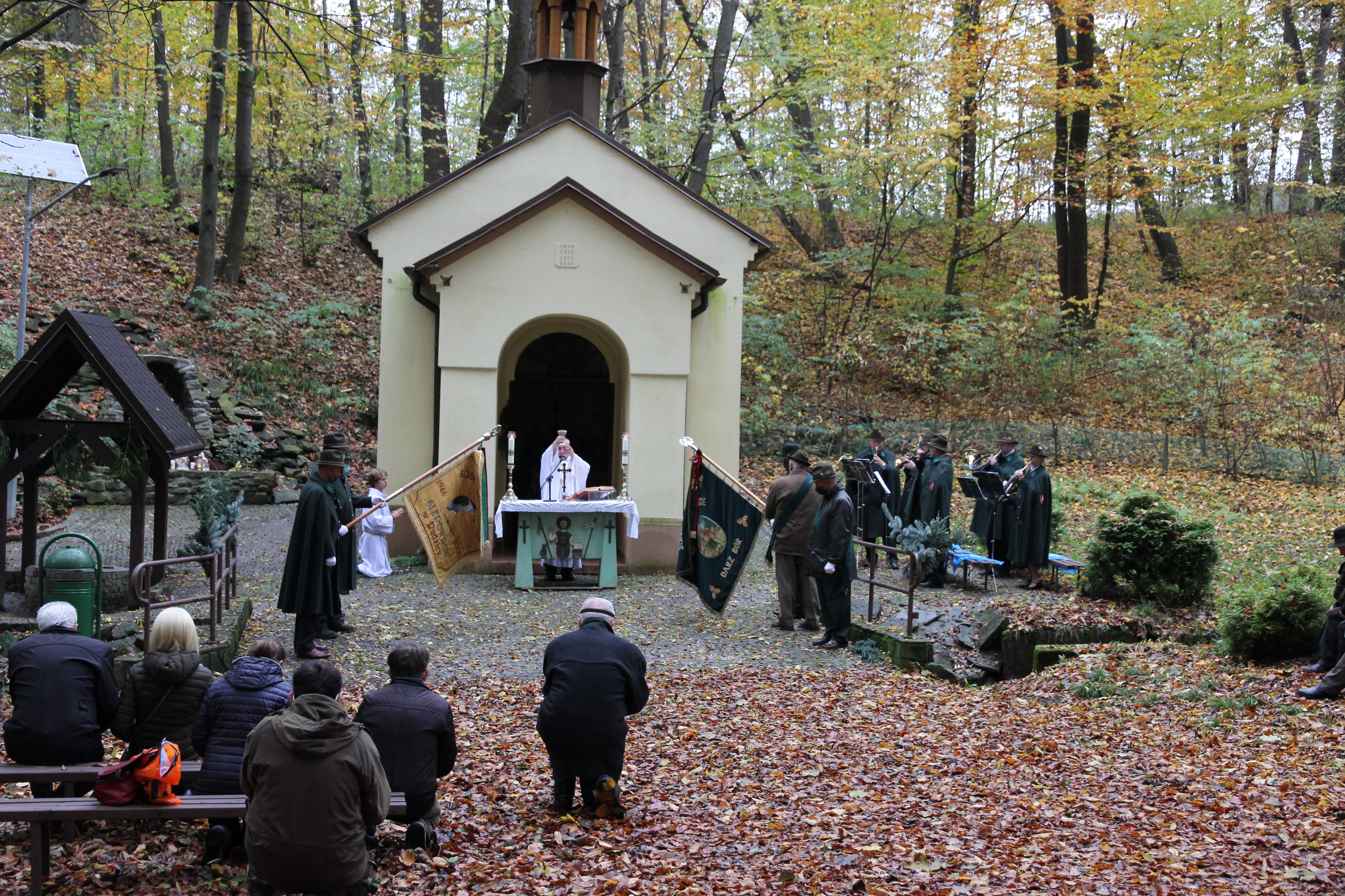 Przed kaplicą w Dolinie Św. Wendelina zebrali się zgromadzeni by wspólnie wziąć udział w uroczystej mszy