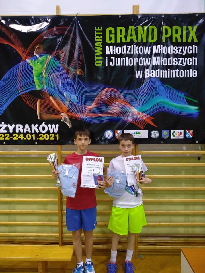 Maksymilian Piekarczyk w grze podwójnej z Mikołajem Krystkiem (UKS Orbitek Straszęcin) z dyplomami.