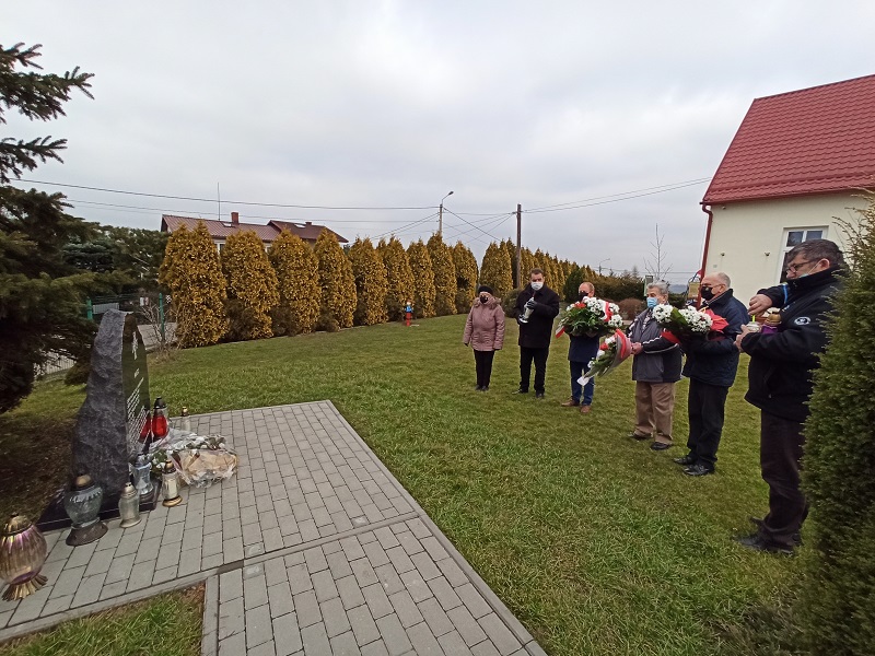Wicewójt w towarzystwie radnych i sołtysa, a także sympatyków NSZ ze Śląska Cieszyńskiego składa kwiaty przy pomniku.