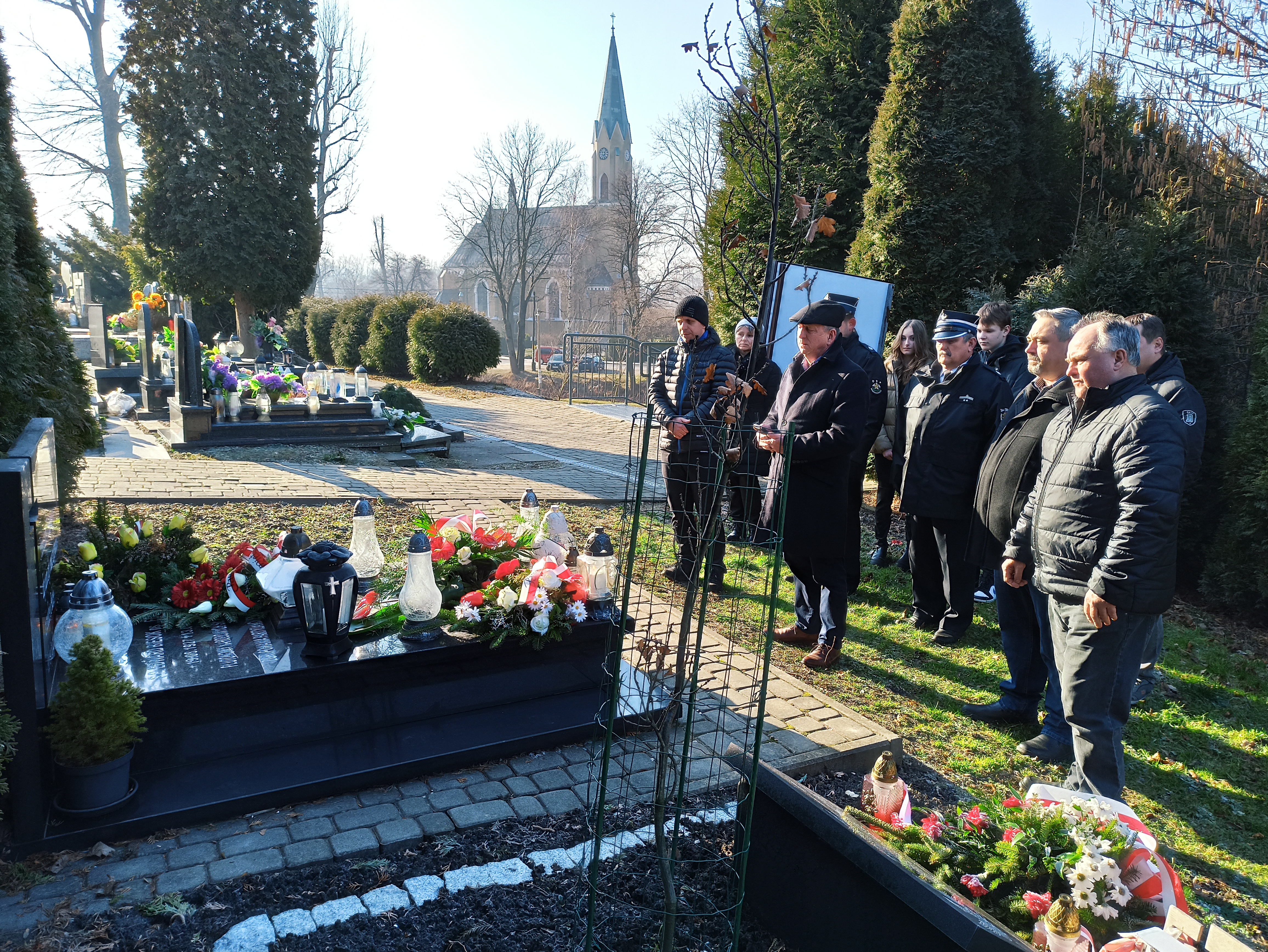 Przedstawiciele samorządów składają wieńce na cmentarzu w Mazańcowicach.