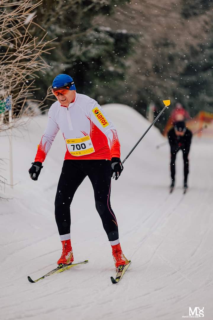 Jan Kliś na trasie w biegach narciarskich.