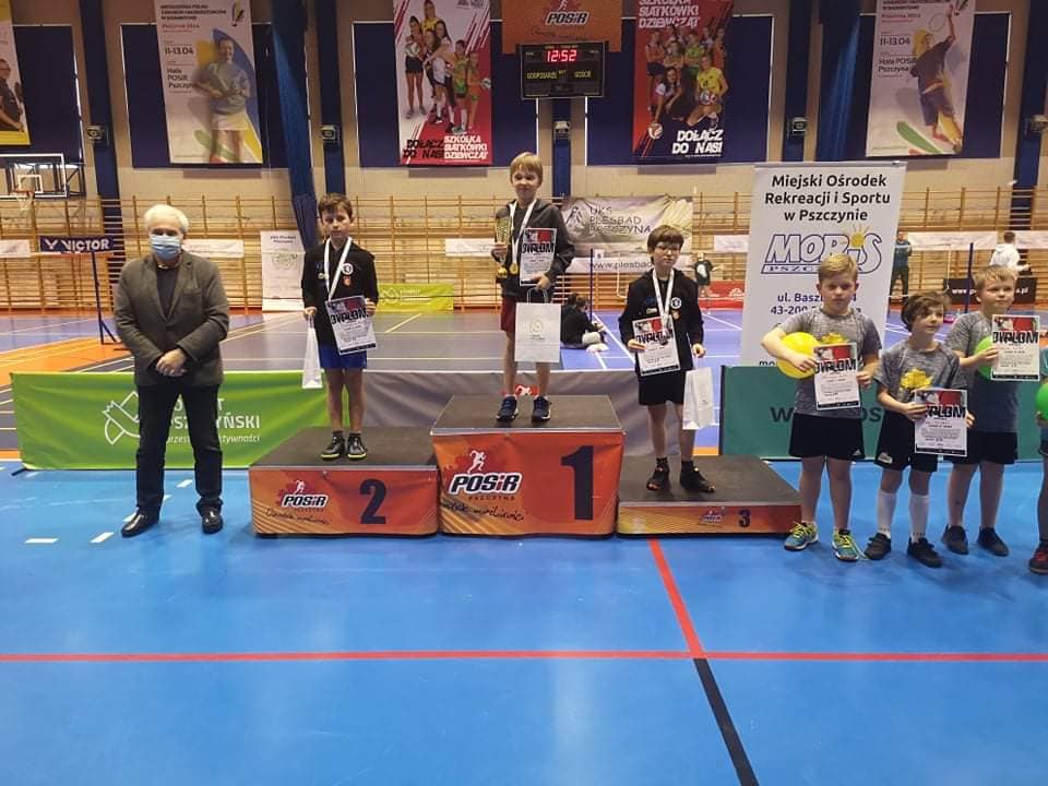 Zawodnicy na 24. Noworocznym Turnieju Badmintona w Pszczynie. Na podium zawodnicy w swoich kategoriach wiekowych.