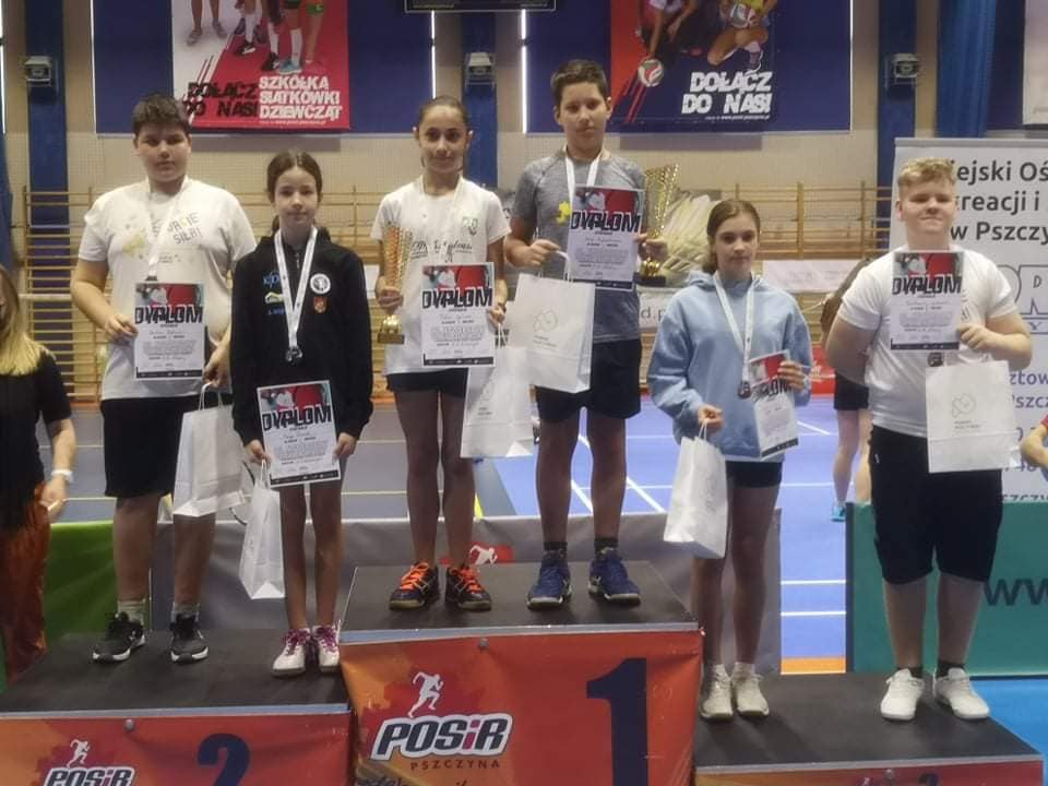 Zawodnicy biorący udział w 24. Noworocznym Turnieju Badmintona w Pszczynie. Na podium zawodnicy w swoich kategoriach wiekowych.