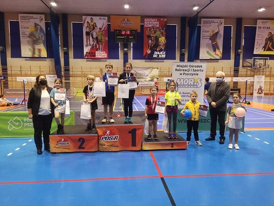 Na podium zawodnicy mazańcowickiego klub Set na 24. Noworocznym Turnieju Badmintona w Pszczynie.