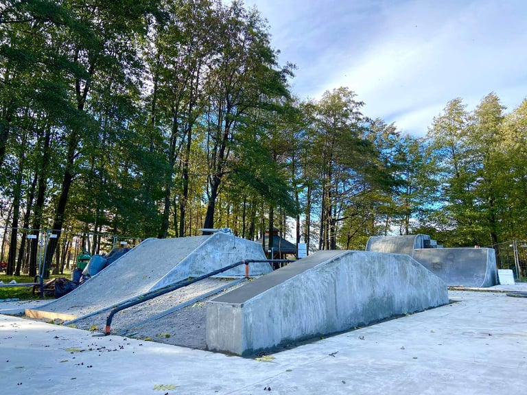 Prace przy budowie nowego skateparku na terenach rekreacyjnych Drzewiarza w Jasienicy.