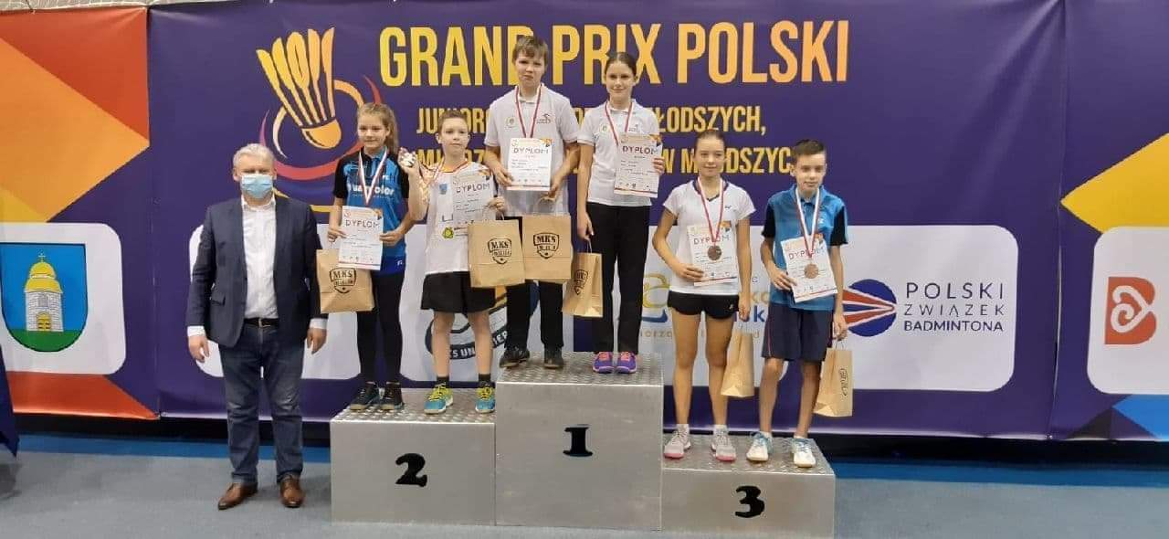 Dekoracja zawodów Piotr Babicz w parze z Julią Piaskowską wraz z zawodnikami.