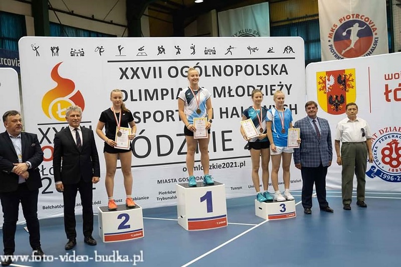 Zawodniczki stoją na podium uhonorowane medalami Mistrzostw Polski.