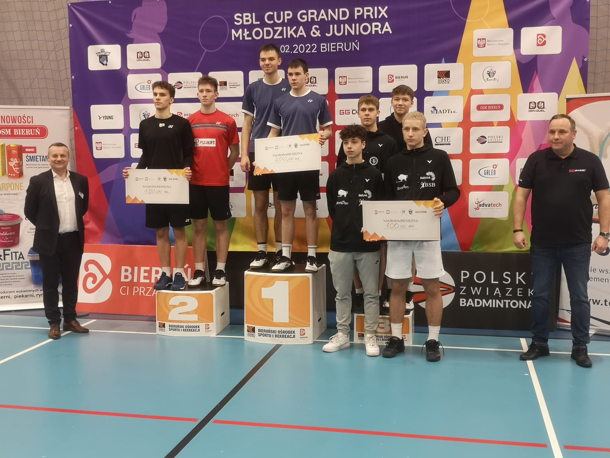 Zawodnicy biorący udział w SBL Cup Grand Prix Juniora I Młodzika stoją na podium.