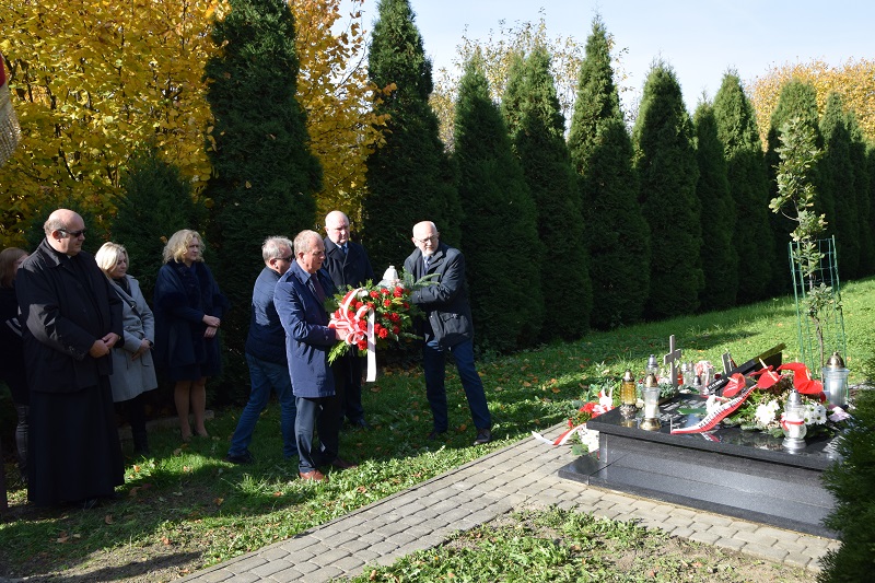 Przedstawiciele samorządów składają wieńce na cmentarzu w Mazańcowicach przy grobie "Edka".